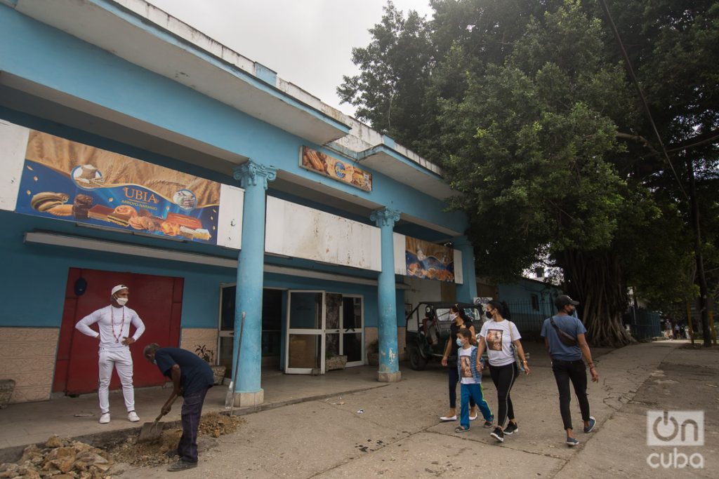 Panadería La Popular, en Santa Amalia, La Habana. Antiguamente era famosa por su variedad de panes, de los que el preferido era el de manteca, hecho por Ñico. Foto: Otmaro Rodríguez.