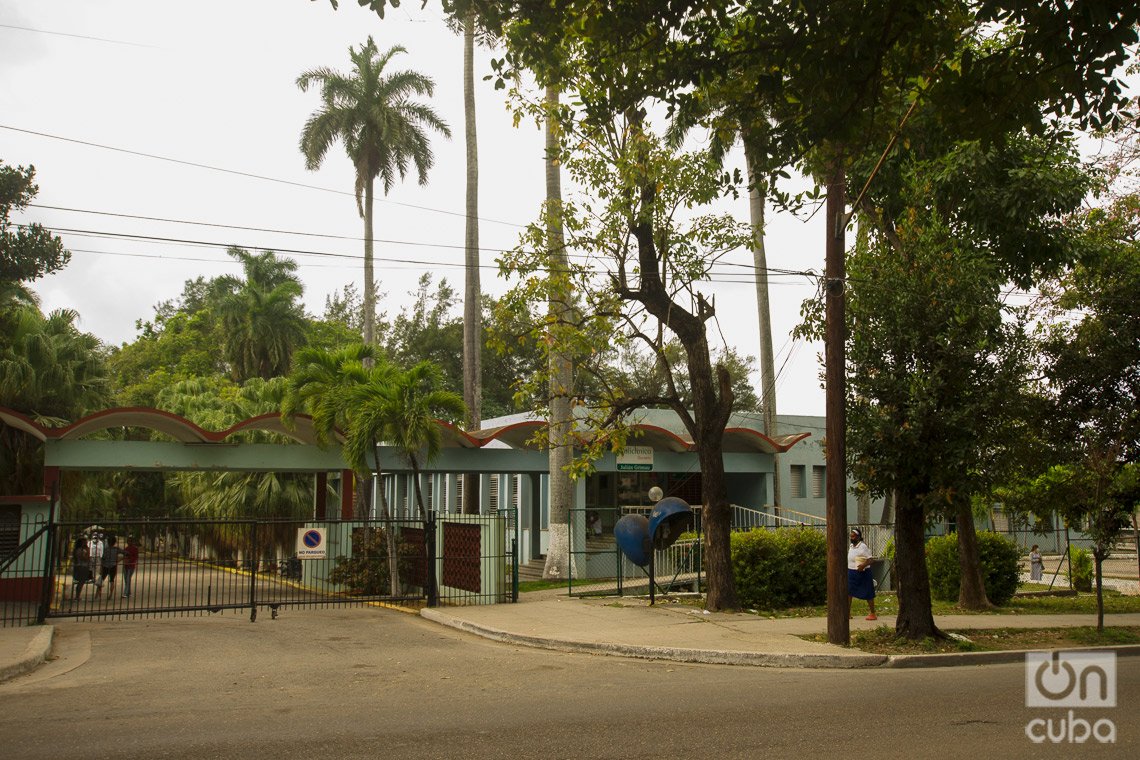 Centro Médico Psicopedagógico Hogar la Castellana (Izq.), y Policlínico Julián Grimau (der), en Santa Amalia, La Habana. Foto: Otmaro Rodríguez.
