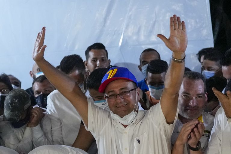 El opositor venezolano Sergio Garrido celebra su victoria en las elecciones del estado de Barinas. Foto: La Nación.