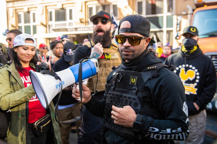 Enrique Tarrío y los Proud Boys durante una manifestación en Washington DC. Foto: Rolling Stone.