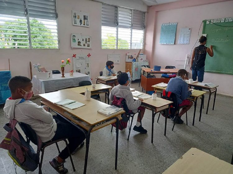 Un aula en el Municipio Especial Isla de la Juventud, donde continúa el ascenso de los casos identificados. En la jornada notificó 89. Foto: periódico Victoria.