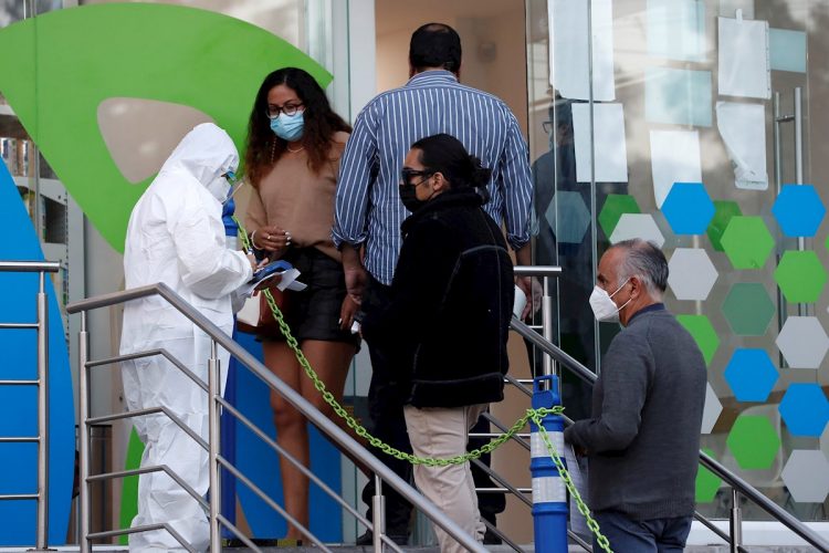 Personas acuden a una farmacia para practicarse una prueba de detección de coronavirus, a inicios de 2022, en la Ciudad de México. Foto: Alex Cruz /EFE.