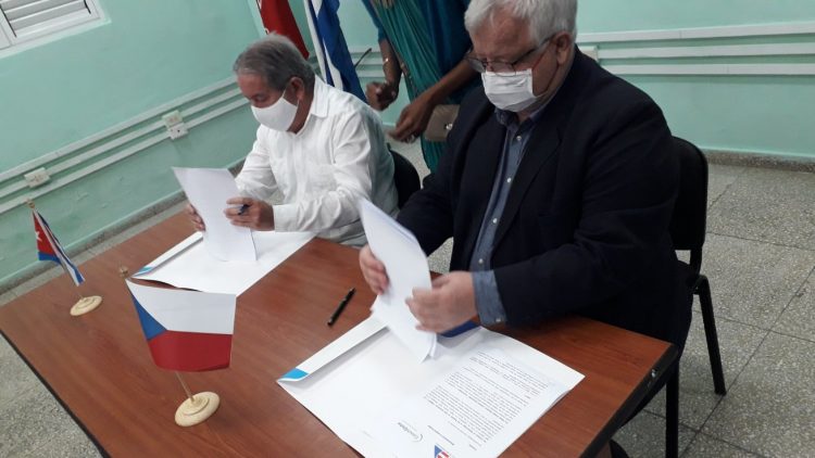 El director General del Insmet, Dr. en ciencia Celso Pazos Alberdi fue el firmante por la parte cubana, mientras que su colega Michal V. Marek lo hizo en reprensión de la República Checa. Foto: INSMET.