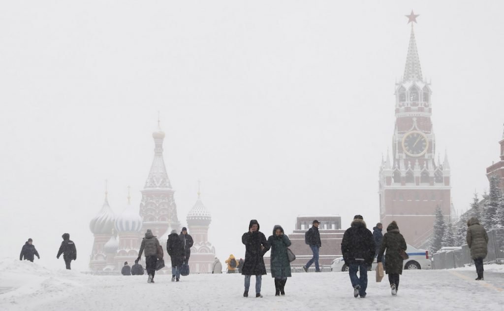 Personas durante el invierno en Moscú, Rusia. Foto: Maxim Shipenkov / EFE / Archivo.