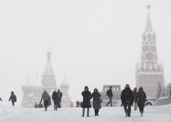 Personas durante el invierno en Moscú, Rusia. Foto: Maxim Shipenkov / EFE / Archivo.