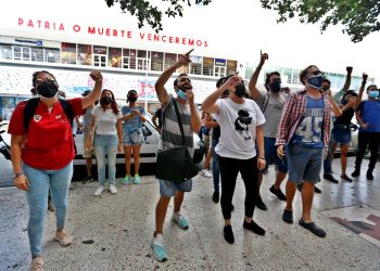 Fotografía de archivo de un grupo de manifestantes mientras protestan frente al Instituto de Radio y Televisión (ICRT) en La Habana (Cuba). EFE/Ernesto Mastrascusa