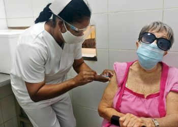 Una enfermera aplica una dosis de una vacuna anticovid a una anciana en Cuba. Foto: Ernesto Mastrascusa / EFE / Archivo.