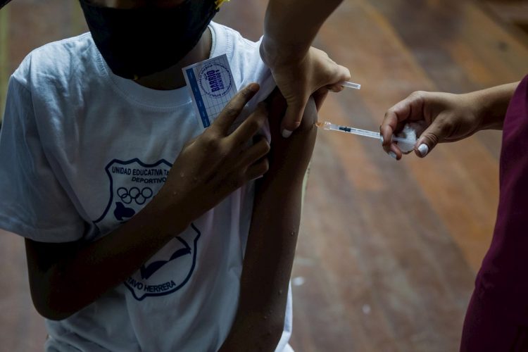 Vacunación contra la COVID-19 en Venezuela. Foto: Miguel Gutiérrez / EFE / Archivo.