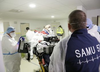 Asistencia a pacientes con coronavirus en hospital de Thionville. Foto: perfil en Twitter del Instituto Hospitaliario Universitario de Marsella.