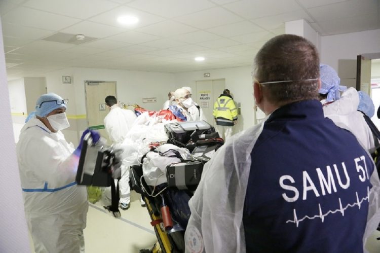 Asistencia a pacientes con coronavirus en hospital de Thionville. Foto: perfil en Twitter del Instituto Hospitaliario Universitario de Marsella.