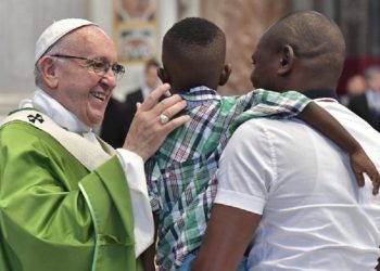 Francisco durante una misa en Lampedusa, en 2018. Foto: Noticias del Vaticano.
