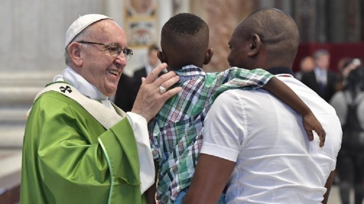 Francisco durante una misa en Lampedusa, en 2018. Foto: Noticias del Vaticano.