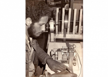 Ricardo Acosta, sincronizando sonido en el quinto piso del ICAIC. La Habana, 1984. Foto: su cortesía.
