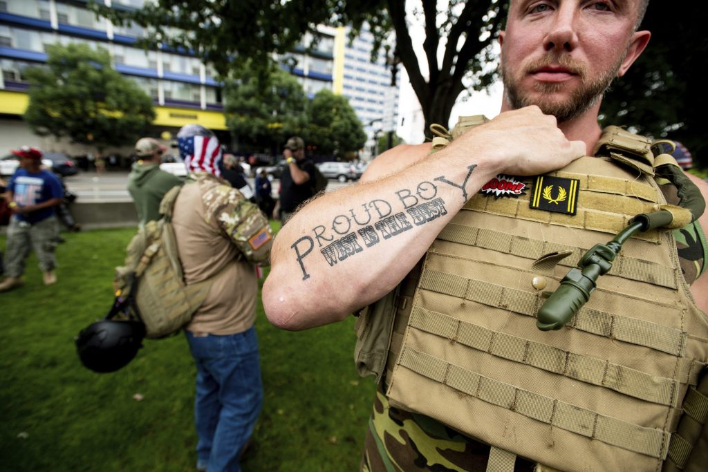 Un miembro del grupo extremista Proud Boys usa un chaleco antibalas en una manifestación en Portland, Oregón, el año pasado. Foto: Noah Berger / AP / Archivo.