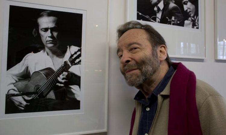 El fotógrafo suizo René Robert junto a una de sus fotos más famosas, del guitarrista Paco de Lucía. | Foto: Jean-Louis Duzert/Avalon