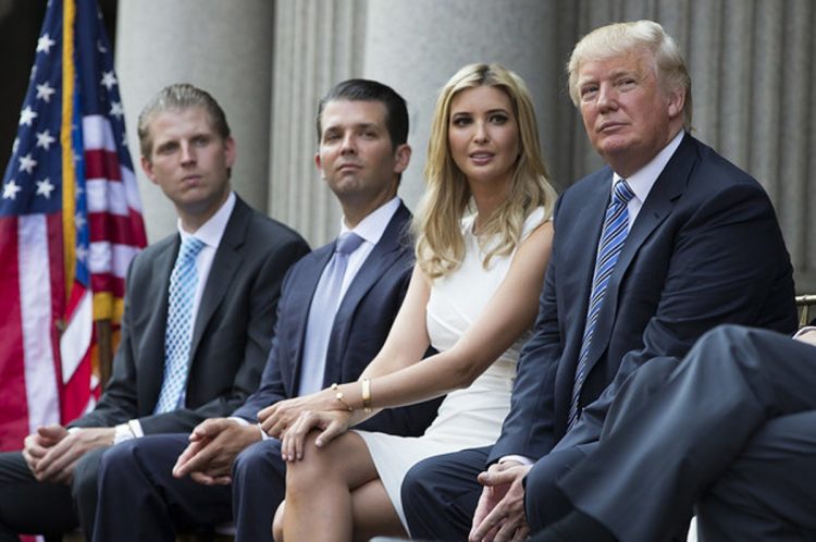 Ex expresidente Donald Trump y sus hijos. Foto: BuzzFeed News.