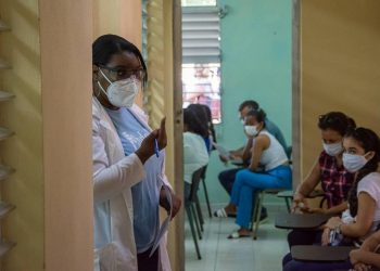 Personal médico durante el proceso de vacunación en Camagüey. Foto: Adelante/Archivo.