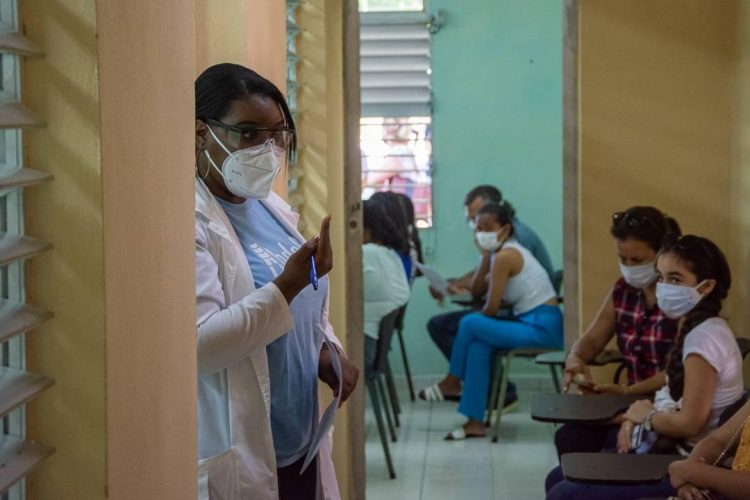Personal médico durante el proceso de vacunación en Camagüey. Foto: Adelante/Archivo.