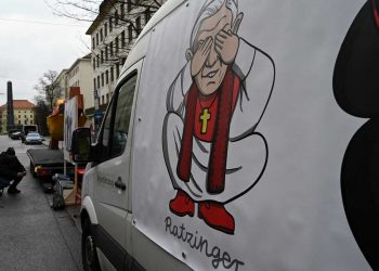 Josef Ratzinger (Benedicto XVI) en una caricatura visible durante una manifestación contra los abusos sexuales en la Iglesia católica, Múnich. Foto: Christof Stache/AFP, vía RTVE.