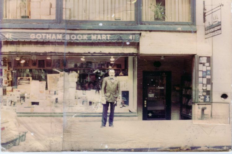 Eliseo Diego en la librería Gotham Book Mart, 1982. Foto: Cortesía de Josefina Diego.