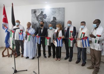 El embajador de la República Árabe Saharaui Democrática, Mohamed Salec Abdesamad (segundo a la izquierda), posa para una foto junto a la viceministra del Ministerio del Comercio Exterior y la Inversión Extranjera (MINCEX), Déborah Rivas Saavedra (al centro) y trabajadores del Instituto Finlay de Vacunas (IFV), tras el acto de entrega del donativo de 458 mil dosis de vacunas cubanas contra la Covid-19 para el pueblo saharaui hoy, 25 de febrero del 2021, en La Habana. EFE/ Yander Zamora