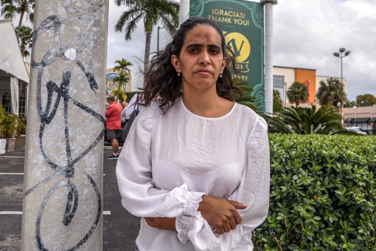 La activista opositora cubana Anamelys Ramos, posa para Efe en la entrada del café Versailles, en Miami, el 16 de febrero de 2022. Foto: Giorgio Viera / EFE.