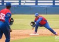 Carlos Benítez, segunda base del equipo de Granma, realiza una jugada en un partido de la 61 Serie Nacional de Béisbol de Cuba. Foto: Otmaro Rodríguez / Archivo OnCuba.