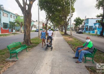Paseo por la calle 70, municipio de Playa. Foto: Otmaro Rodríguez.
