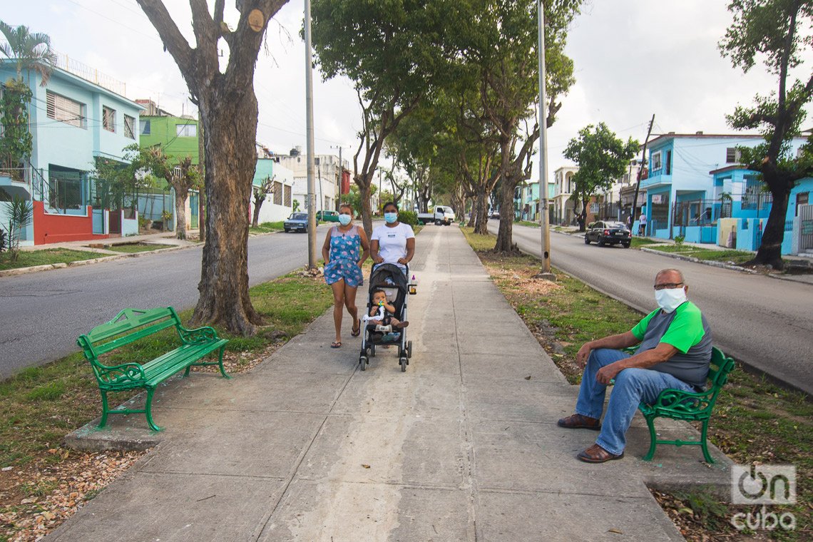 Paseo por la calle 70, municipio de Playa. Foto: Otmaro Rodríguez.