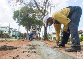 Trabajadores realizando reparaciones en la Calle 70, municipio de Playa. Foto: Otmaro Rodríguez.
