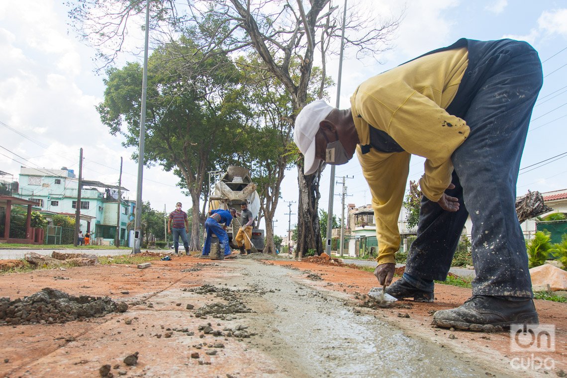 Trabajadores realizando reparaciones en la Calle 70, municipio de Playa. Foto: Otmaro Rodríguez.