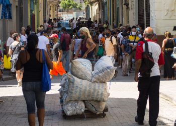 Cola para comprar aceite en La Habana, que hoy notificó 33 casos. Foto: Otmaro Rodríguez