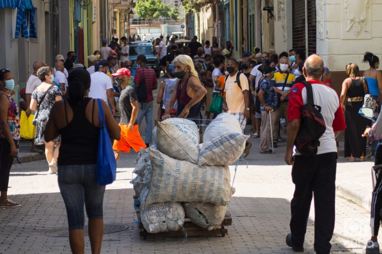 Cola para comprar aceite en La Habana, que hoy notificó 33 casos. Foto: Otmaro Rodríguez