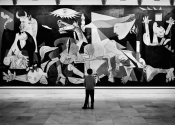 Foto: Elliott Erwitt, Madrid. 1995. Museo Nacional Centro de Arte Reina Sofía, "Gernica" de Pablo Picasso.