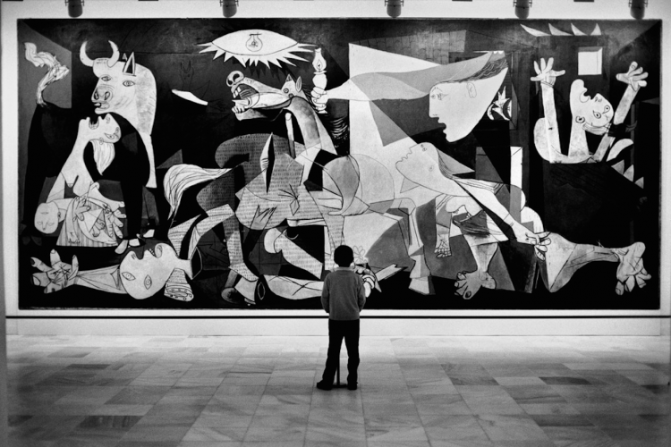 Foto: Elliott Erwitt, Madrid. 1995. Museo Nacional Centro de Arte Reina Sofía, "Gernica" de Pablo Picasso.