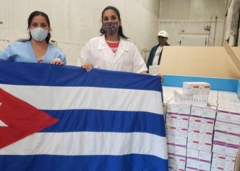 Cuba recibió un donativo procedente del Reino Unido con 37 000 ámpulas de un relajante muscular para pacientes con ventilación mecánica. Foto: Tomada de la Cancillería Cubana.