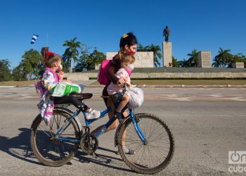 Una madre con sus hijas en la ciudad cubana de Santa Clara. Foto: Otmaro Rodríguez / Archivo OnCuba.