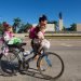 Una madre con sus hijas en la ciudad cubana de Santa Clara. Foto: Otmaro Rodríguez / Archivo OnCuba.
