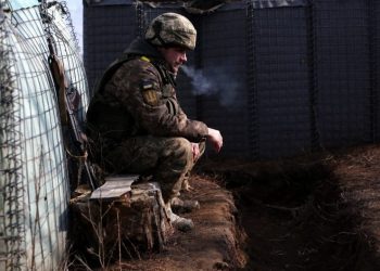 Un militar ucraniano en una trinchera en Lugansk el 22 de febrero de 2022. Anatolii STEPANOV / AFP