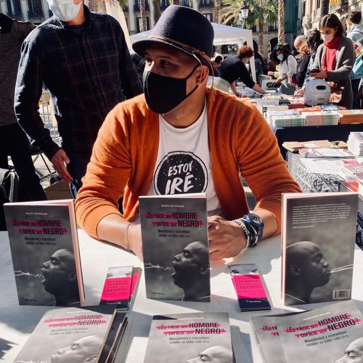 Durante la promoción del libro "Es fácil ser hombre y difícil ser negro?" en la Fiesta de San Jordi, Plaza Real de Barcelona.