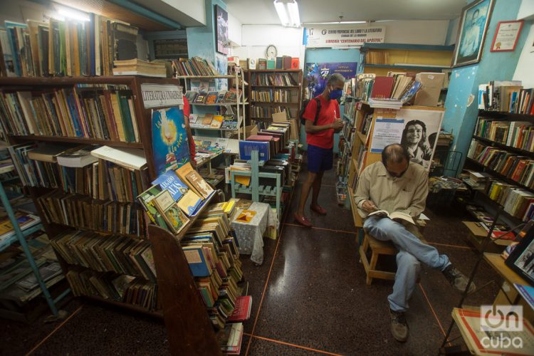 Librería Centenario del Apóstol, 25 No 164/ Calzada de Infanta y O. Foto: Otmaro Rodríguez.