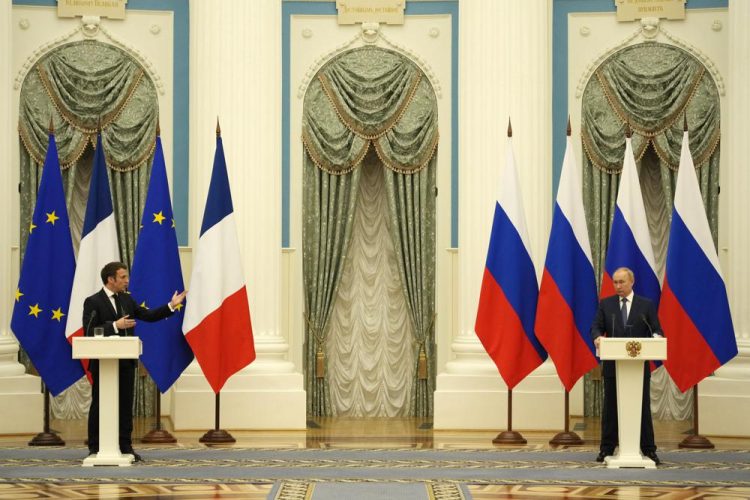 El presidente ruso Vladimir Putin en una conferencia de prensa conjunta con el presidente francés Emmanuel Macron después de sus conversaciones el lunes 7 de febrero de 2022 en Moscú. Foto: AP.