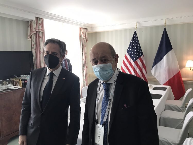 El ministro francés de Exteriores, Jean-Yves Le Drian, reunido este sábado en Alemania con el secretario de Estado de EEUU, Antony Blinken. Foto: Twitter de Jean-Yves Le Drian.