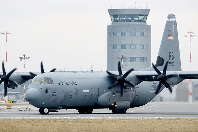 Un Hercules C-130 llegando a Polonia. Foto: Reuters.