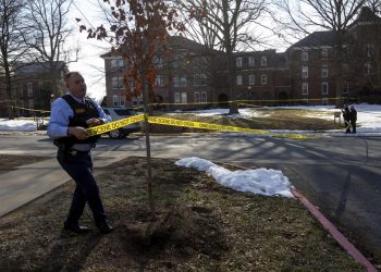 Un oficial de policía en la escena del tiroteo en Bridgewater College, Virginia, el martes 1 de febrero de 2022. Foto: AP.