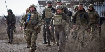 El presidente de Ucrania, Volodímir Zelenski, en el centro, durante una visita al frente cerca de Donetsk. Foto: EFE.
