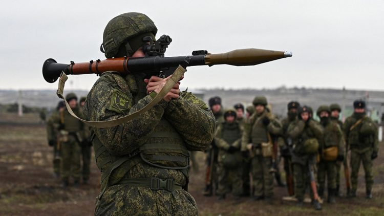 Un soldado ucraniano participa en ejercicios de entrenamiento en la frontera con los estados separatistas. | Foto: Sergey Pivovarov / Getty
