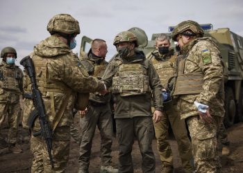 Militares ucranianos con el presidente Zelenski durante maniobras en el Donbás (2021). Foto: Politico.