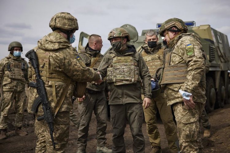 Militares ucranianos con el presidente Zelenski durante maniobras en el Donbás (2021). Foto: Politico.