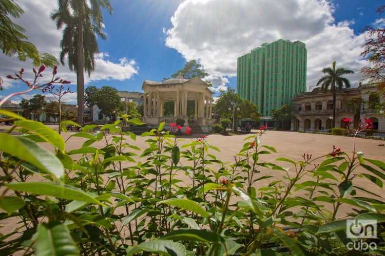 Vista del Parque Leoncio Vidal de Santa Clara, capital de la provincia cubana de Villa Clara. Foto: Otmaro Rodríguez.